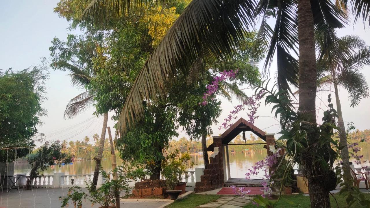 Ambadi's Apartment Pallipuram Bagian luar foto