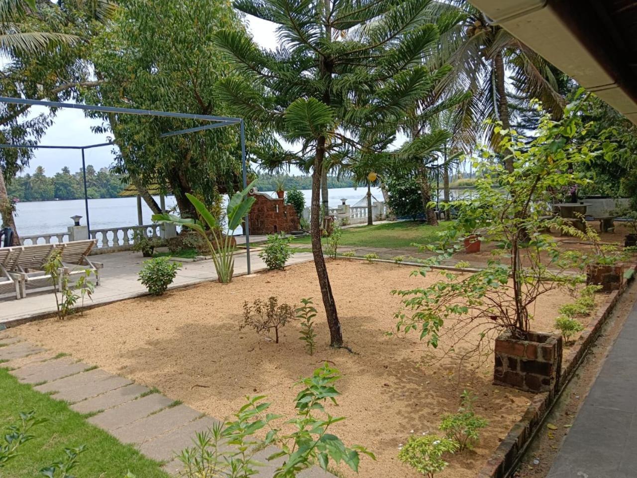 Ambadi's Apartment Pallipuram Bagian luar foto